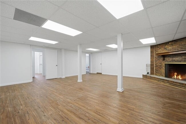 Building Photo - 1460 Hillcrest Dr