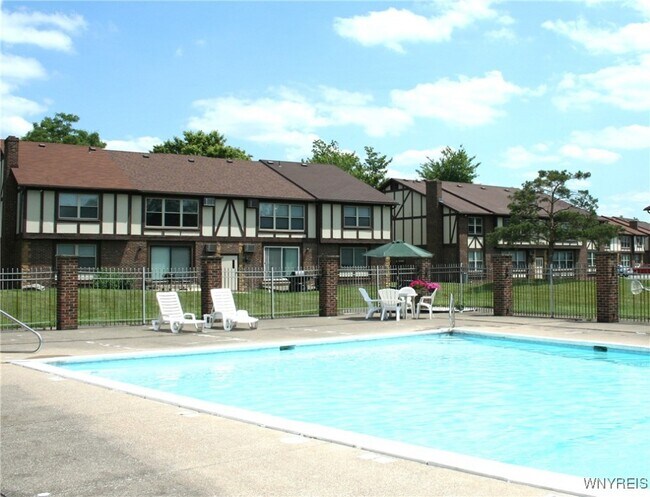 Building Photo - 8 Chestnut Ridge Ln
