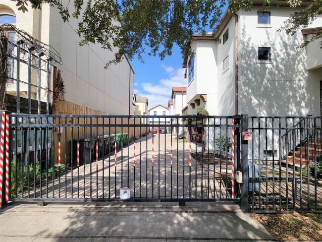 Building Photo - 1801 W 24th St