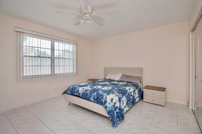 Building Photo - 2301 Lucaya Ln