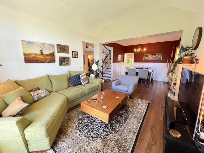 Building Photo - Beautiful 4Bd + 3Ba in Portland!! Offers Beautiful Outdoor Views and Great Gardening Backyards!!