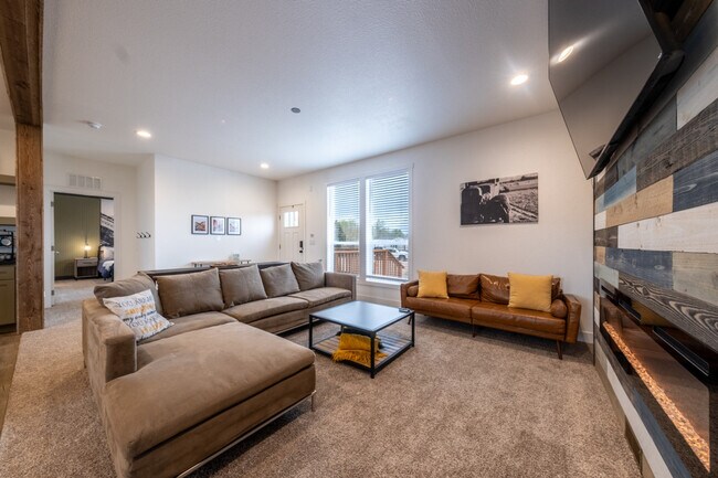 Building Photo - 523 W Vance Dr