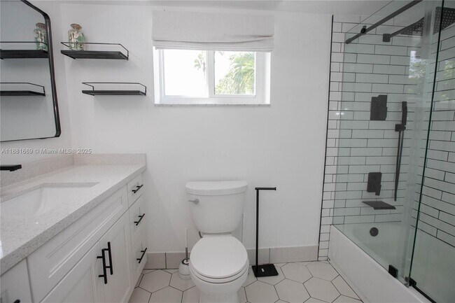 Building Photo - 2714 NE 8th St