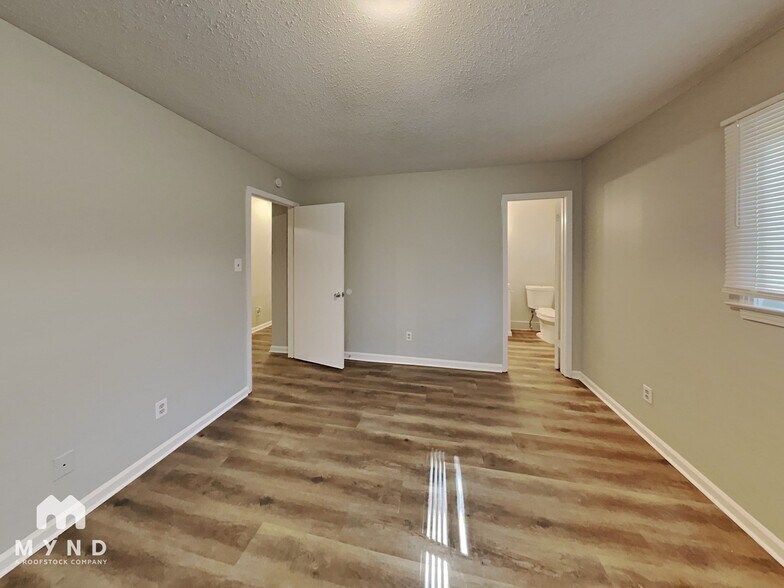 Building Photo - 1725 Prado Ave