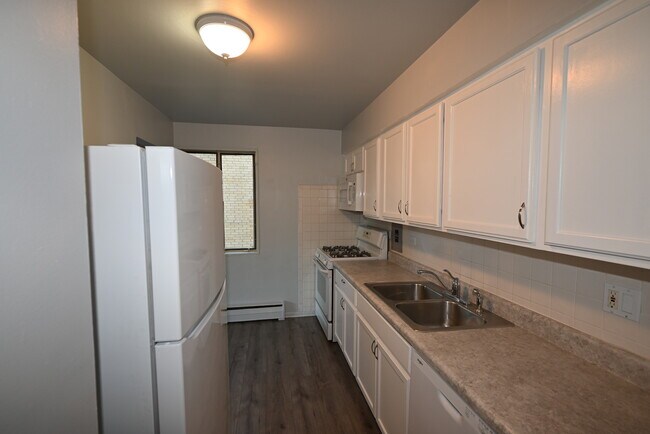 Building Photo - 142 Asbury Ave