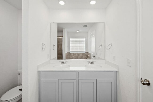 Building Photo - 215 Silver Springs Bend
