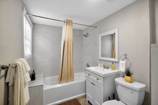 Building Photo - 1401 Collier St