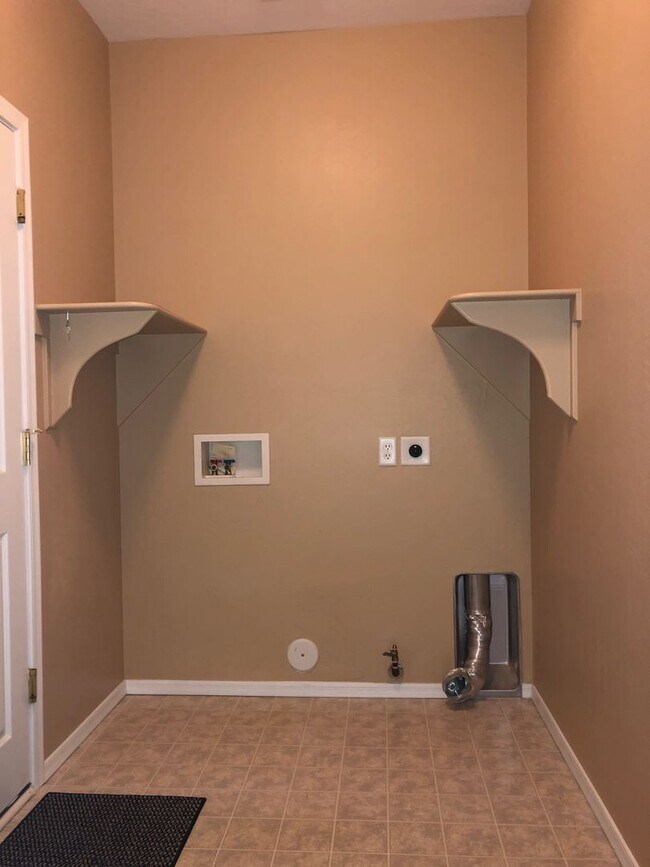 Building Photo - Spacious Three Bedroom Home in Granville R...