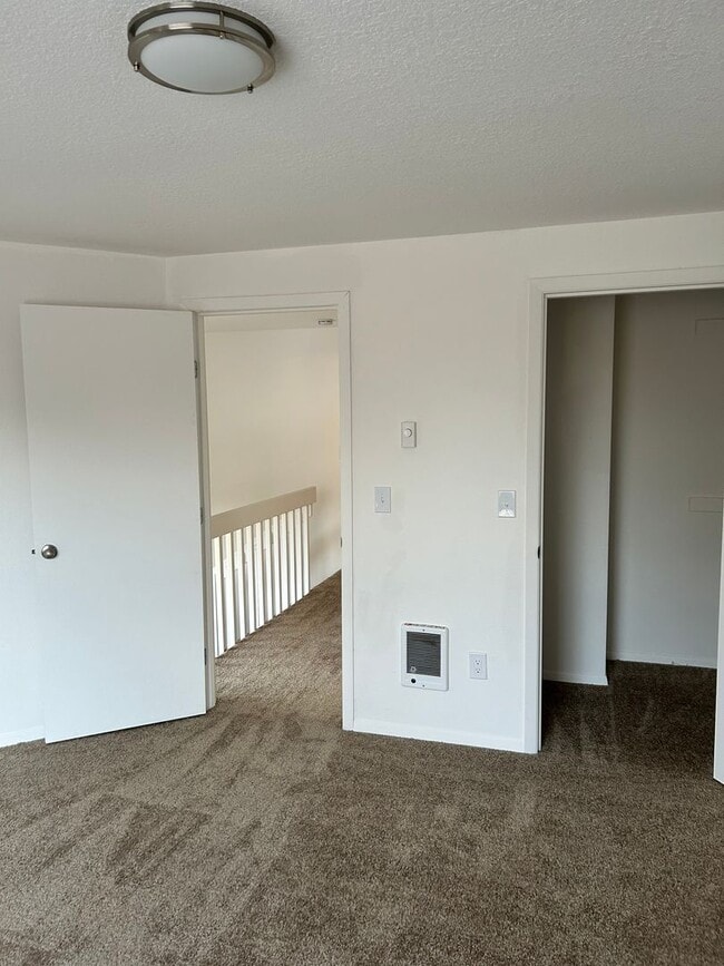 Building Photo - Large 2 Bed Duplex with Walk In Closets/Pr...