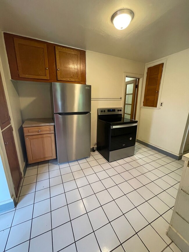 Building Photo - 4 bedroom 1 1/2 bath single family house with yard.