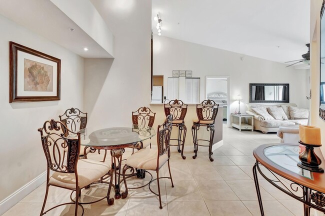 Building Photo - 923 Villa Cir