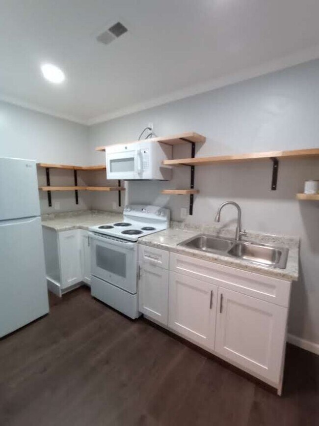 Building Photo - 1 bedroom basement rental