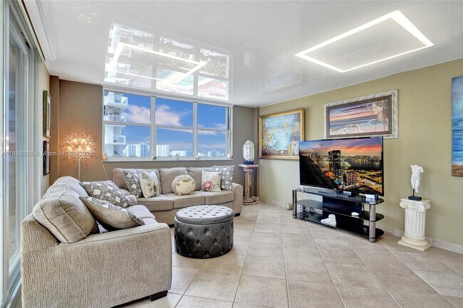 Primary Photo - 1833 S Ocean Dr