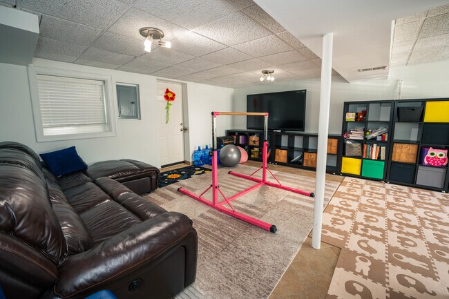 Building Photo - 490 Amherst Ln