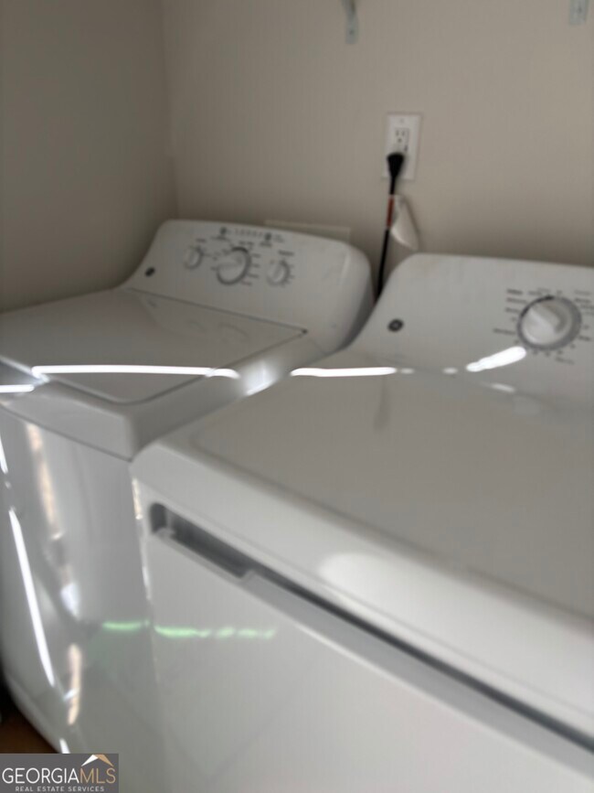 Building Photo - 100 Field Ave