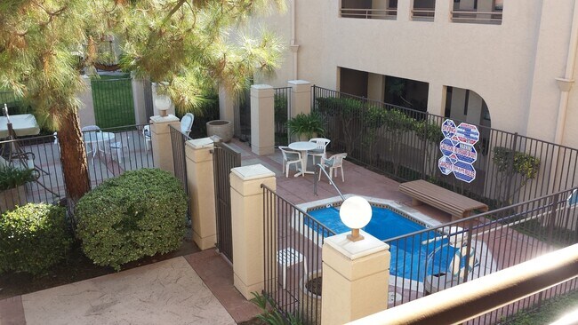 Building Photo - 2 BR / 2 BA Condo with Spectacular Views Near Patrick Henry High School