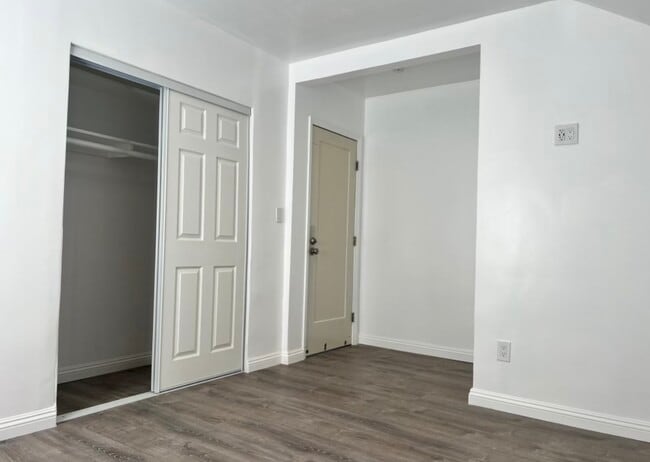 Building Photo - 7527 Louise Ave