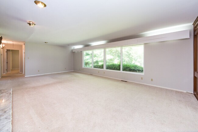Building Photo - "Charming 3-Bedroom Oasis with 2 Full Baths – Spacious 2,295 Sq Ft Home in Charlotte's Heart!"