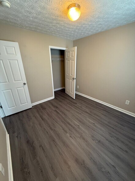 Building Photo - 518 Oakside Pl