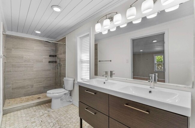 Building Photo - Charming 3-Bedroom Home in Pensacola!