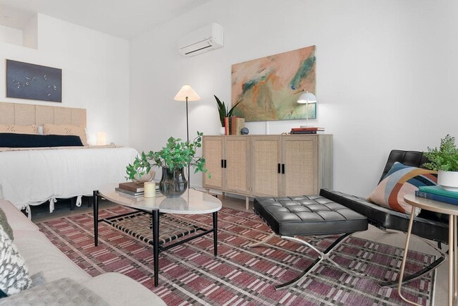 Building Photo - Modern downtown condo studio with private balcony & parking space.