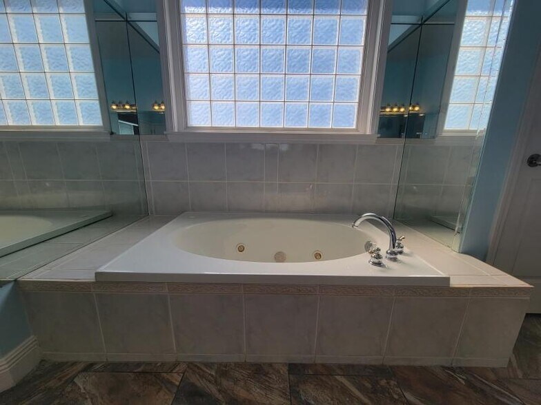 jucuzzi tub - 7327 Rodgers Dr