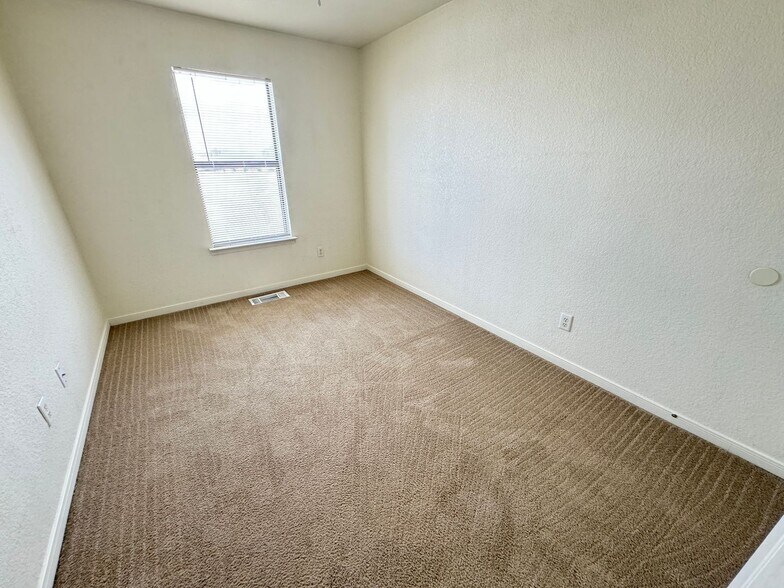 Building Photo - 3701 Ys Pak Ct