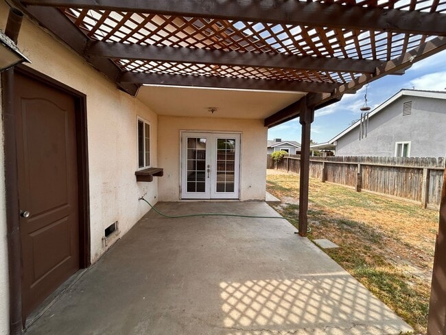 Building Photo - Cute home for rent in Tulare