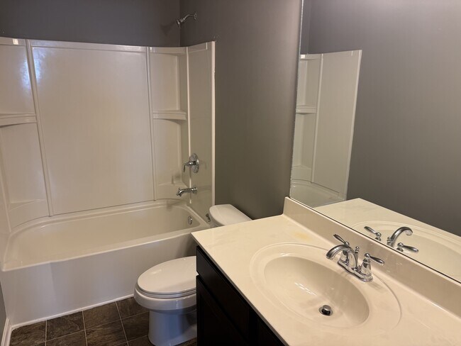 Building Photo - 605 Foster Ln