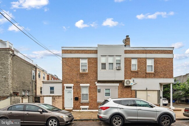 Primary Photo - 2201 S Lambert St
