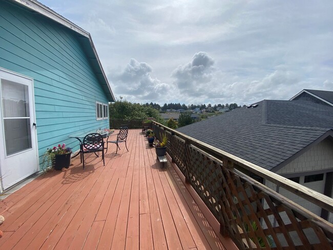 Building Photo - Ocean Park 2-Story Home, Deck with Views, Separate Living Spaces
