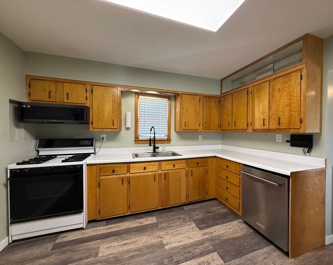 Building Photo - 2 bedroom 2 bathroom