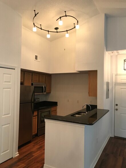 Building Photo - 8301 Elm Park Dr