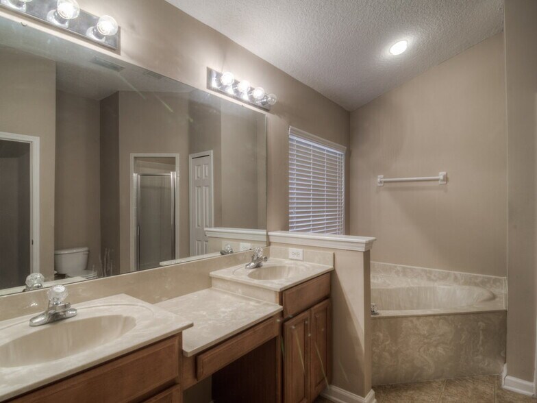Building Photo - 13904 Fish Eagle Dr E