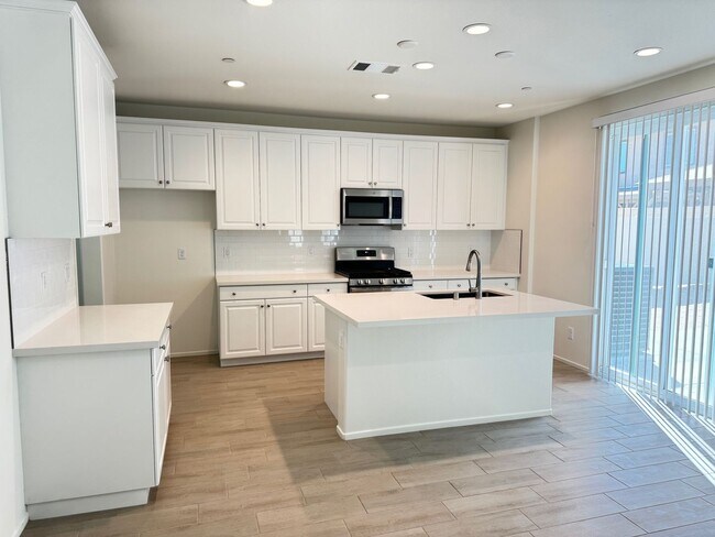 Building Photo - Beautiful 5 + 3 With Solar! $4000/Month