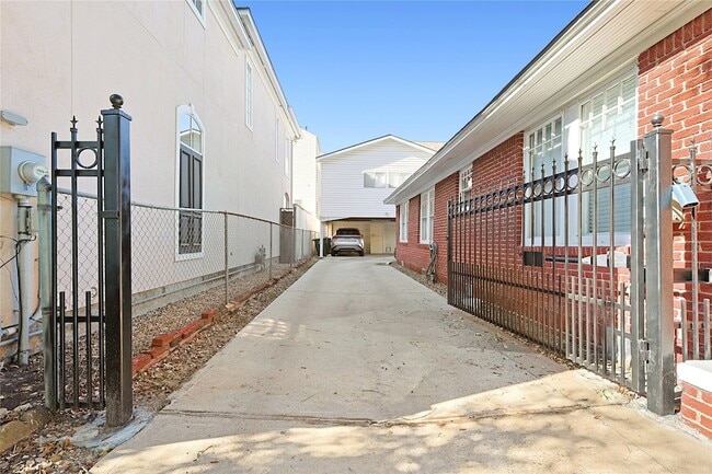 Building Photo - 2500 Mandell St