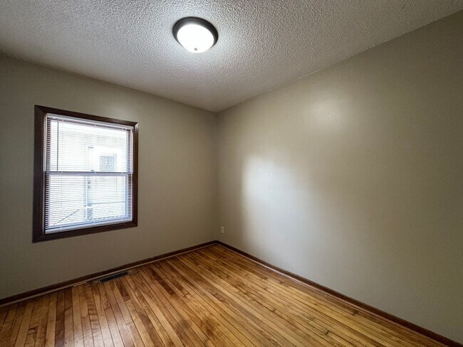 Building Photo - Single Family Home located south of Como Park! Apply TODAY!