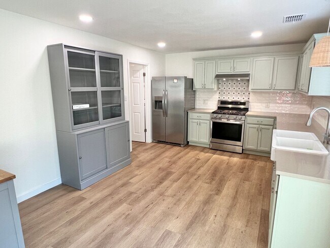Building Photo - Beautiful 4BD and 2.5BA home in South Aust...