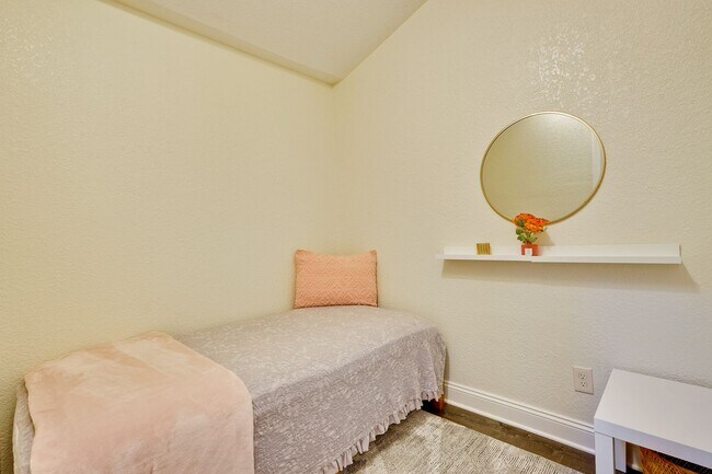 Building Photo - ADU One Bedroom Unit Available with Privat...