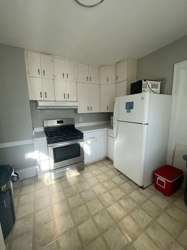 Building Photo - 725 Church St