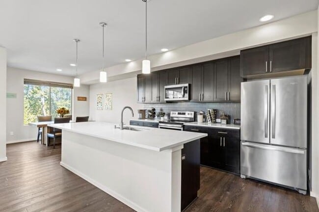 Building Photo - Spacious 4BR End-Unit Townhome + Bonus/Flex Room | A/C | Garage | Greenbelt Views