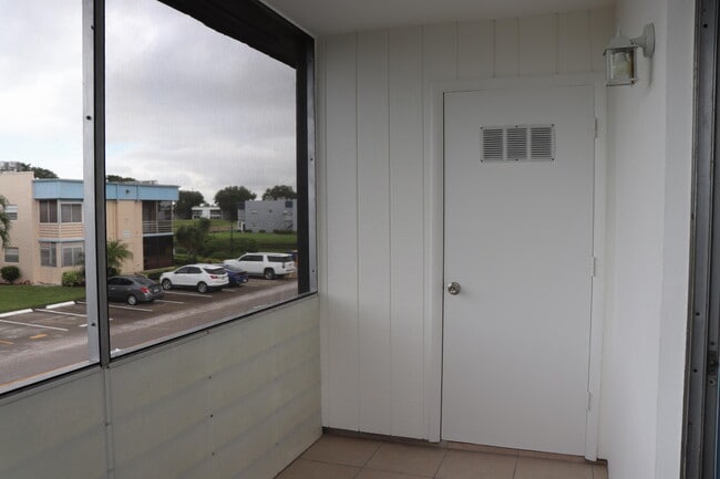 Building Photo - 464 Burgundy N