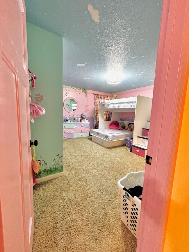 Building Photo - ONE OF A KIND 5bed/4bath!  *HOME THEATER* ...