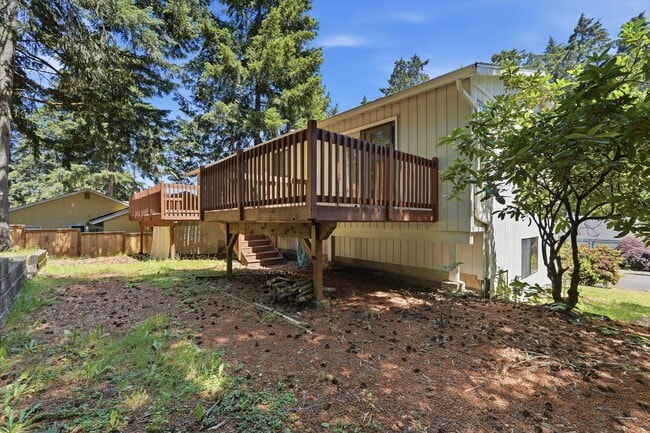 Building Photo - Sweet and spacious home in Beaverton with a garage and large fenced yard available now!