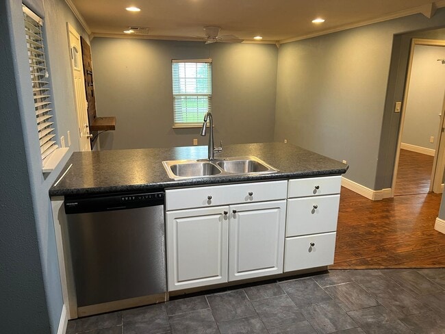 Building Photo - 2 Bed 2 Bath Cottage