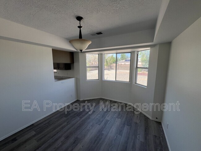 Building Photo - 7259 Pajarito Rd NE