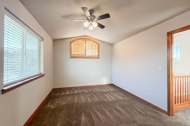 Building Photo - Beautiful 4-Bedroom Townhome in South Richland