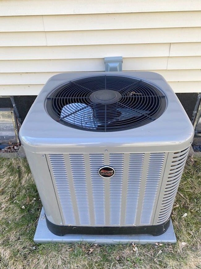 Building Photo - 3 Bedrooms, 1 Bathroom Single Family Home in Brainerd, MN w/garage