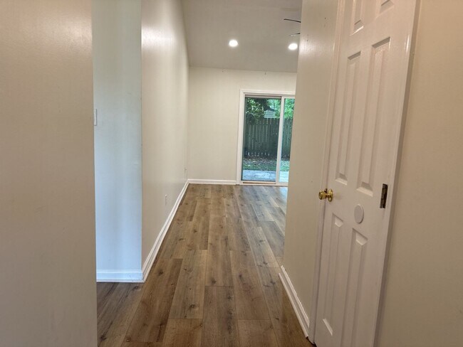 Building Photo - 112 Teal Lake Dr