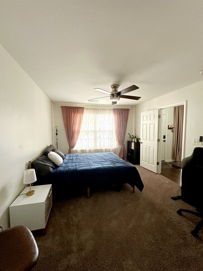 Building Photo - 694 Rock Lake Glen